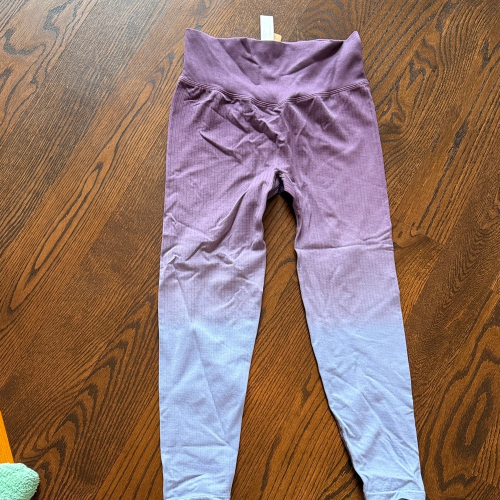 Victoria Secrets Pink Active ankle legging with lavender ombré color